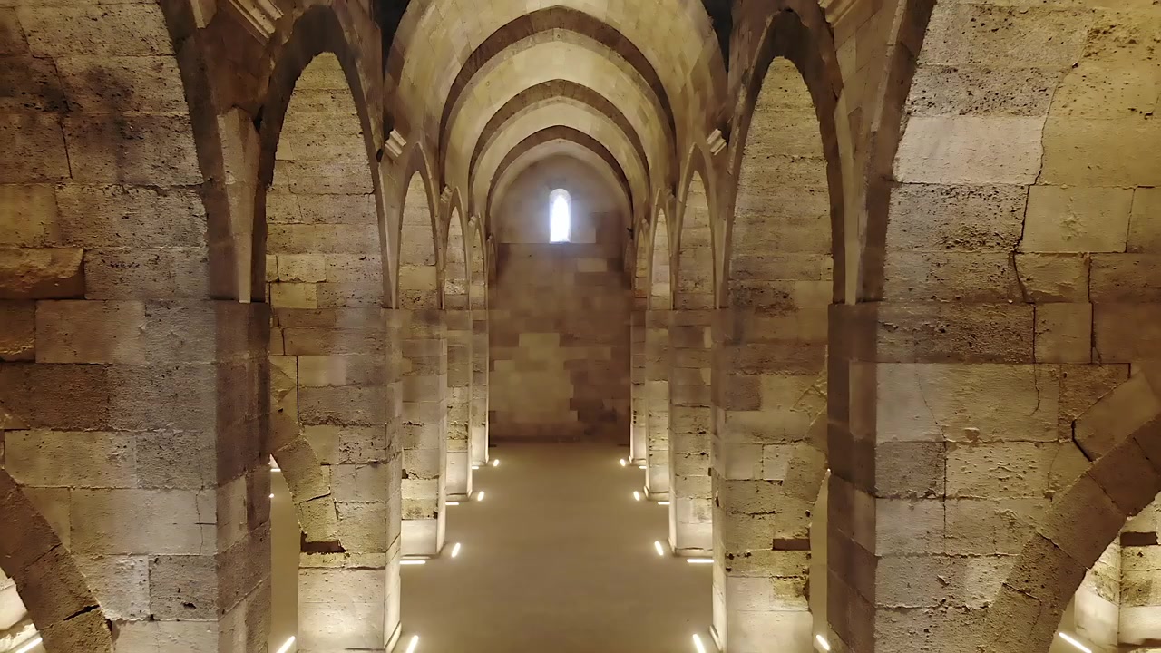 Avanzamento lento attraverso un'antica galleria a volta in pietra
