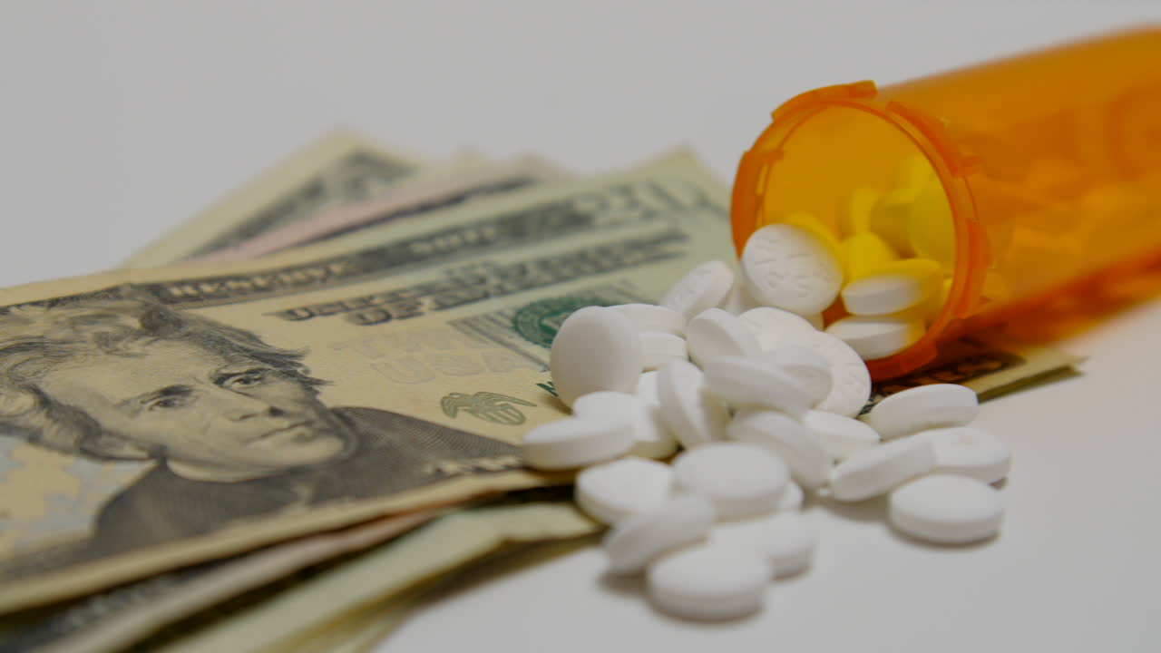 돈더미 위로 약병이 쏟아졌다