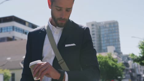 un joven profesional en movimiento.