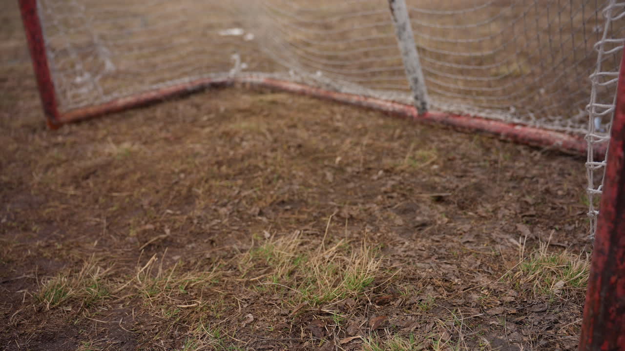 필드 조건은 공의 바운스에 영향을 줍니다. 이미지는 진흙탕 땅이 공을 찼을 때 축구공 궤적에 어떤 영향을 미치는지 보여줍니다. 사진은 축구공을 찼을 때 축축한 흙이 공의 바운스에 미치는 영향을 보여줍니다.