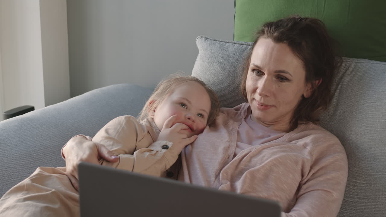 어머니 와 딸 이 함께 즐기는 시간