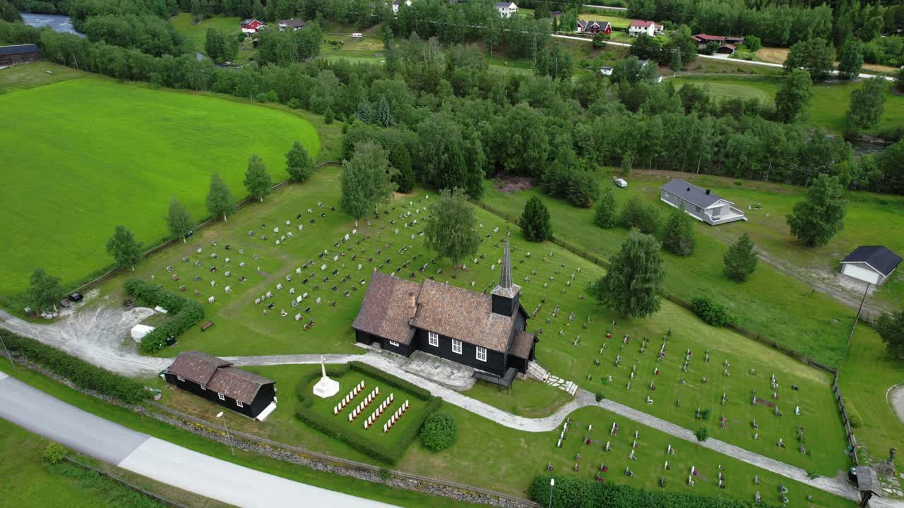 кладбище и старая церковь в норвегии среди гор