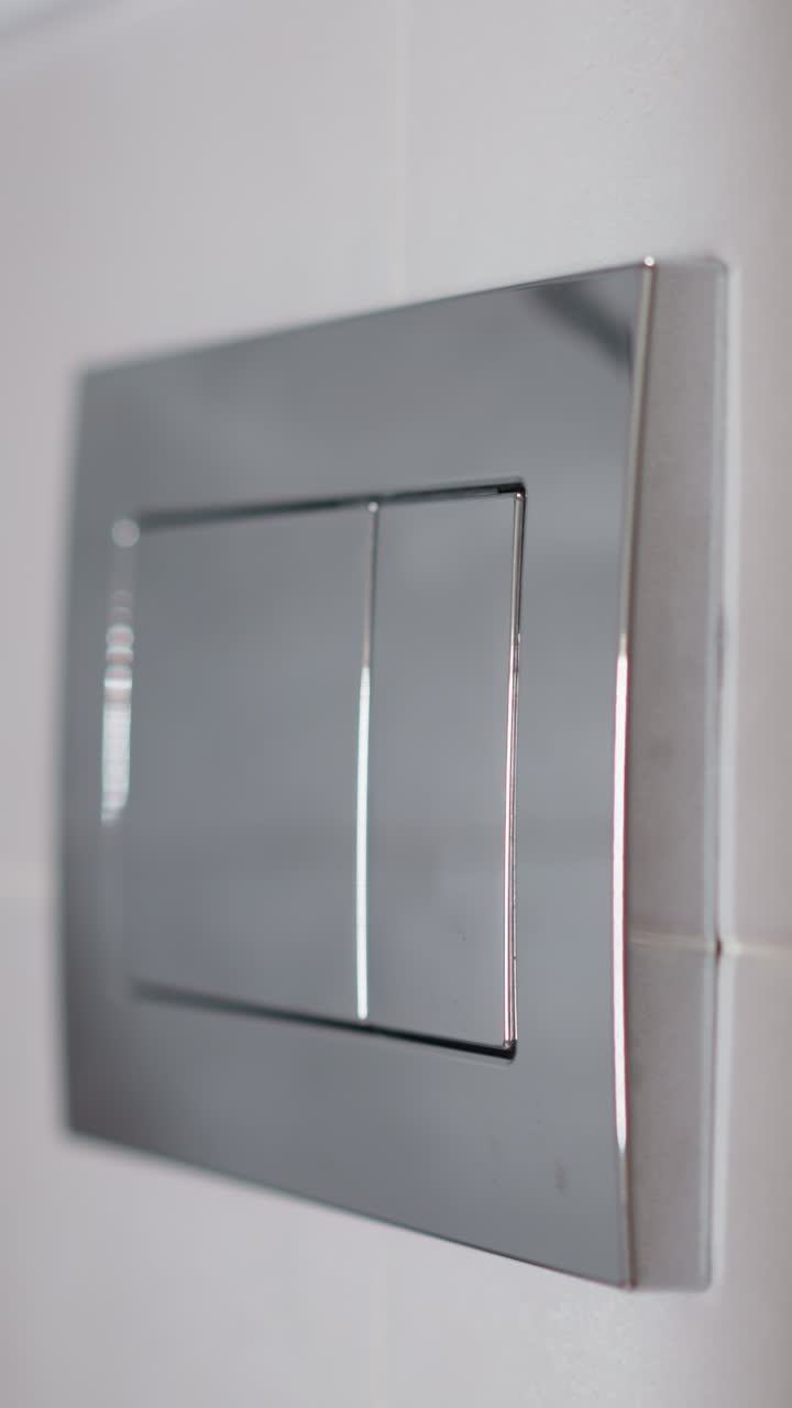 con manicura femenina presiona el interruptor de luz brillante en casa. la mano de la mujer presiona el botón apagando las lámparas encendidas en una habitación espaciosa en cámara lenta