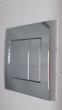 con manicura femenina presiona el interruptor de luz brillante en casa. la mano de la mujer presiona el botón apagando las lámparas encendidas en una habitación espaciosa en cámara lenta