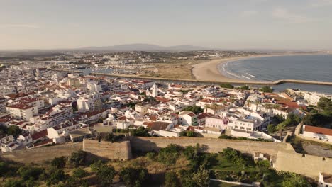 Luftbild-Algarve-Lagos-Altstadt-Umgeben-Von-Mittelalterlicher-Stadtmauer-In-Küstennähe