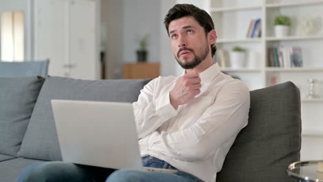 hombre de negocios profesional pensando y trabajando en una computadora portátil en casa