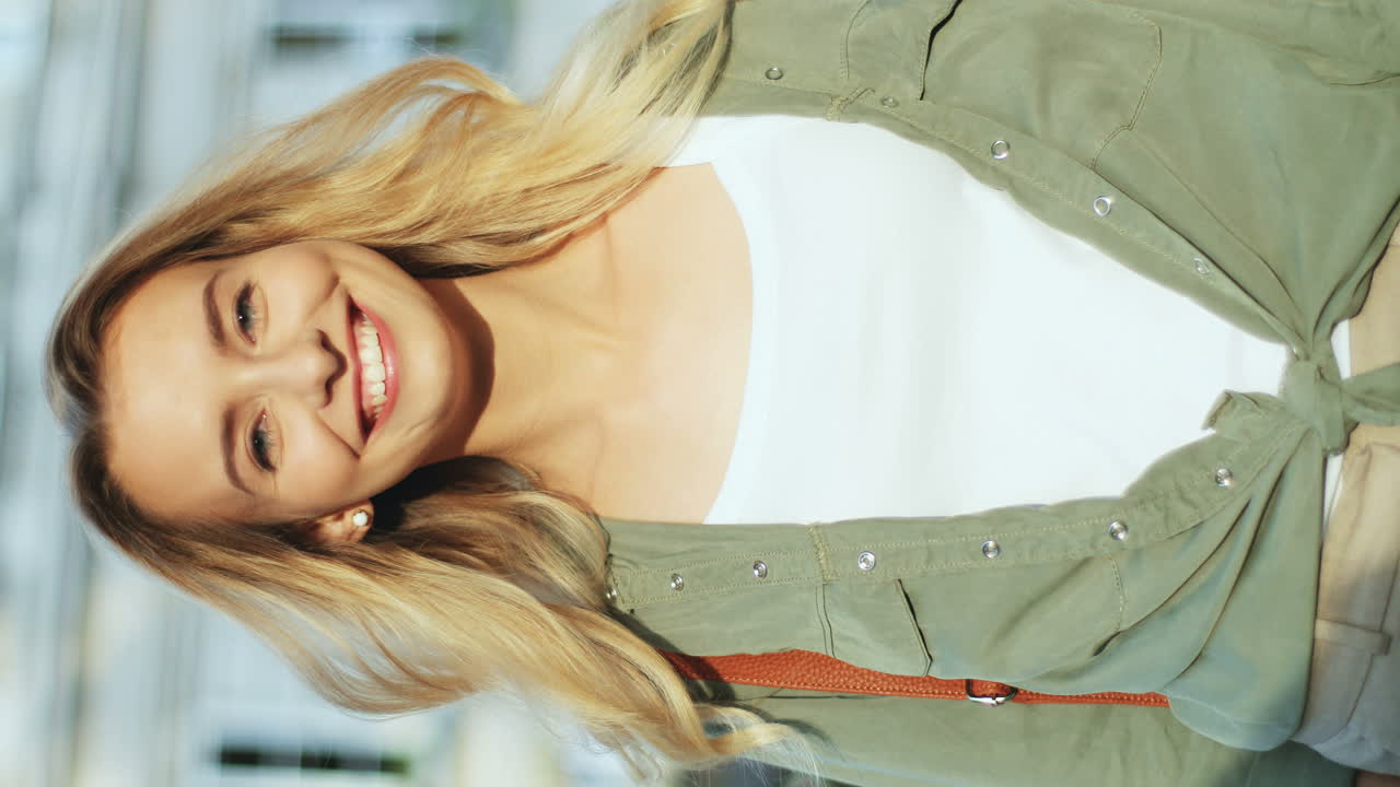 카메라에 미소를 캐주얼 스타일에 백인 젊은 여자의 수직 초상화