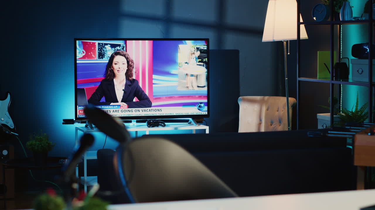 noticias de televisión transmitidas en un apartamento poco iluminado