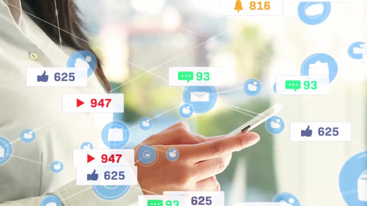 애니메이션 아이콘, 메시지 상자에 있는 숫자, 연결된 아이콘, 드폰을 사용하는 미소 짓는 아시아 여성