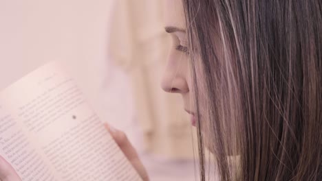 Mujer-Joven-Leyendo-Un-Libro