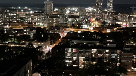 lapso de tiempo nocturno de alto ángulo en la ciudad de toronto de la autopista gardiner