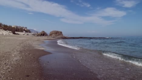 caminando por la playa de arena