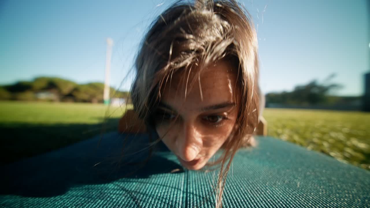 Kvinde der praktiserer yoga udendørs