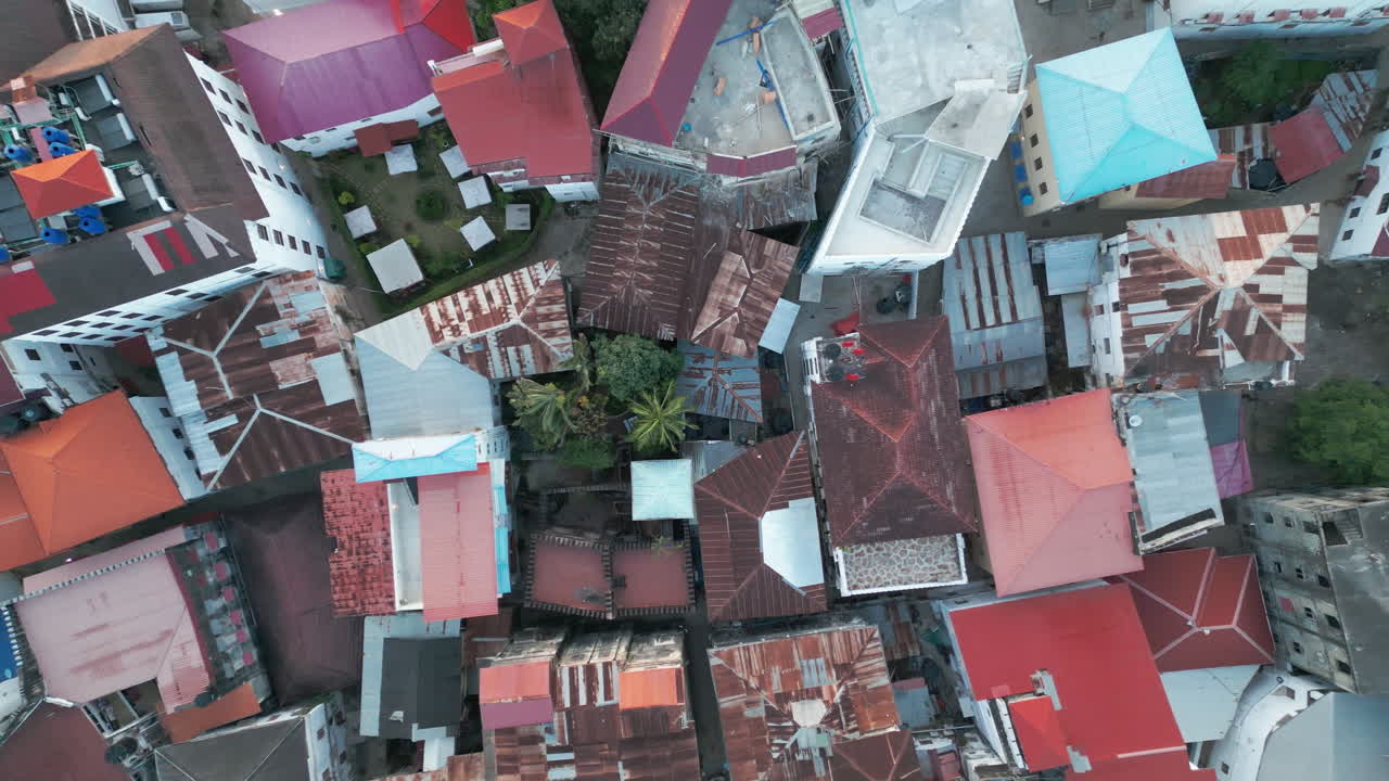 vista aérea de la ciudad de piedra, parte antigua de la ciudad de zanzíbar 4k drone