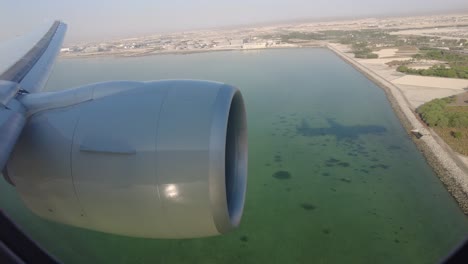 qatar airways aterrizando en el aeropuerto internacional de hamad en doha