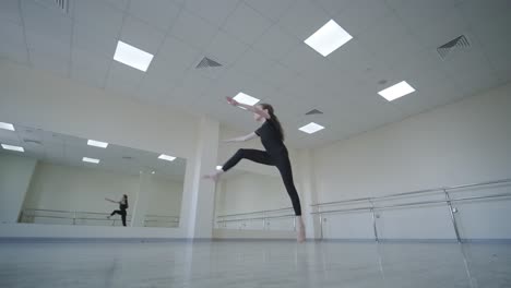 joven bailarina practicando movimientos de baile en el estudio