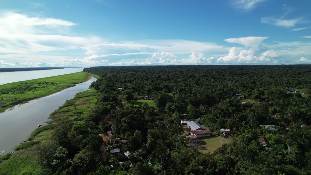 fotografía aérea de una aldea cerca de las orillas del río amazonas en colombia