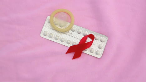 paquete de pastillas anticonceptivas con condón con cinta roja