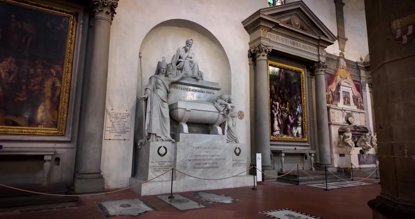 Opstigende skud inde i Santa Croce i Firenze, Italien, der fremhæver Dante Alighieris monumentale kenotaf, indviet i 1830 til ære for forfatteren af Den Guddommelige Komedie