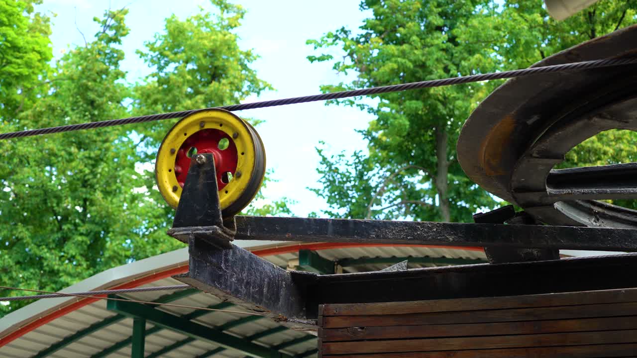 ролики и кабели фуникулярного механизма, работающие в городском парке летом