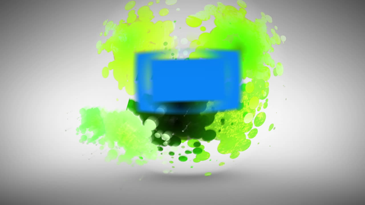 hombre mostrando un espacio de copia