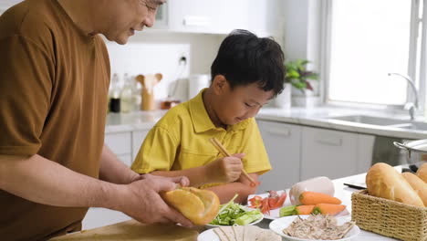 Hombre-Y-Niño-En-La-Cocina