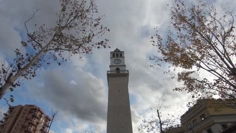 la torre del reloj de tirana, albania, contra el cielo nublado