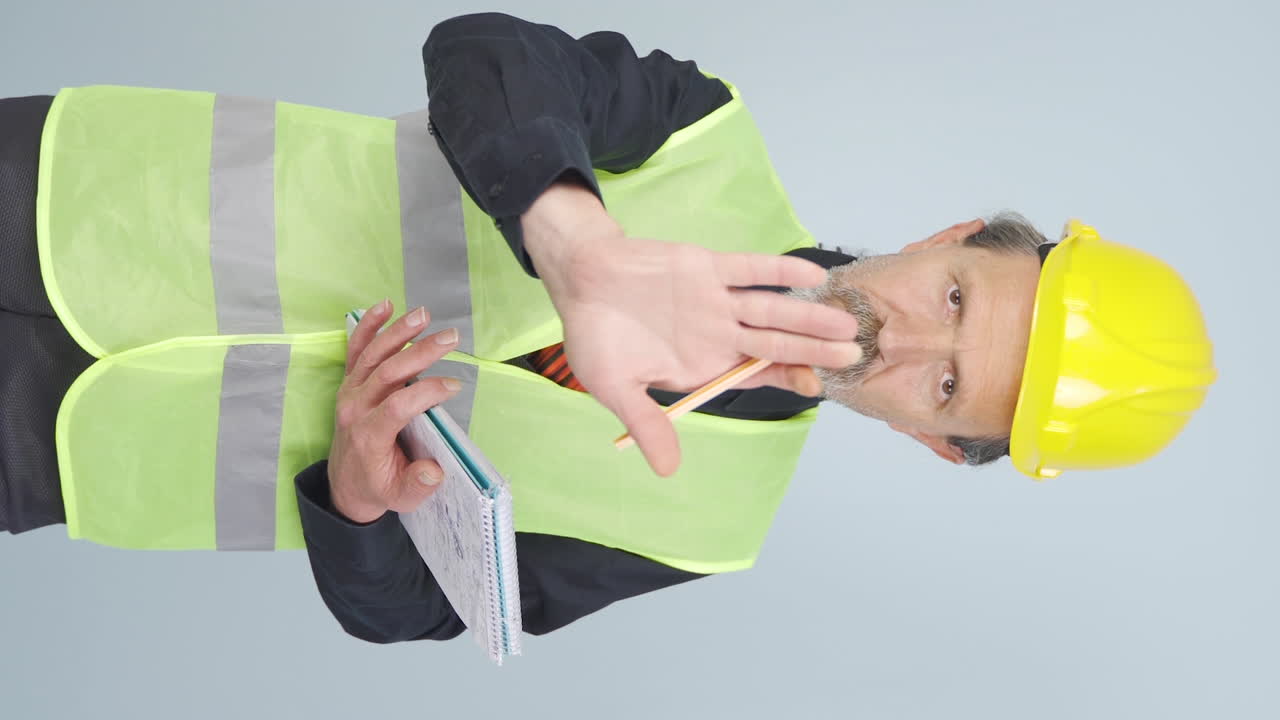 ⁇ 은 엔지니어의 수직 비디오는 카메라를 보고 정지 표지판을 만 ⁇ 니다.