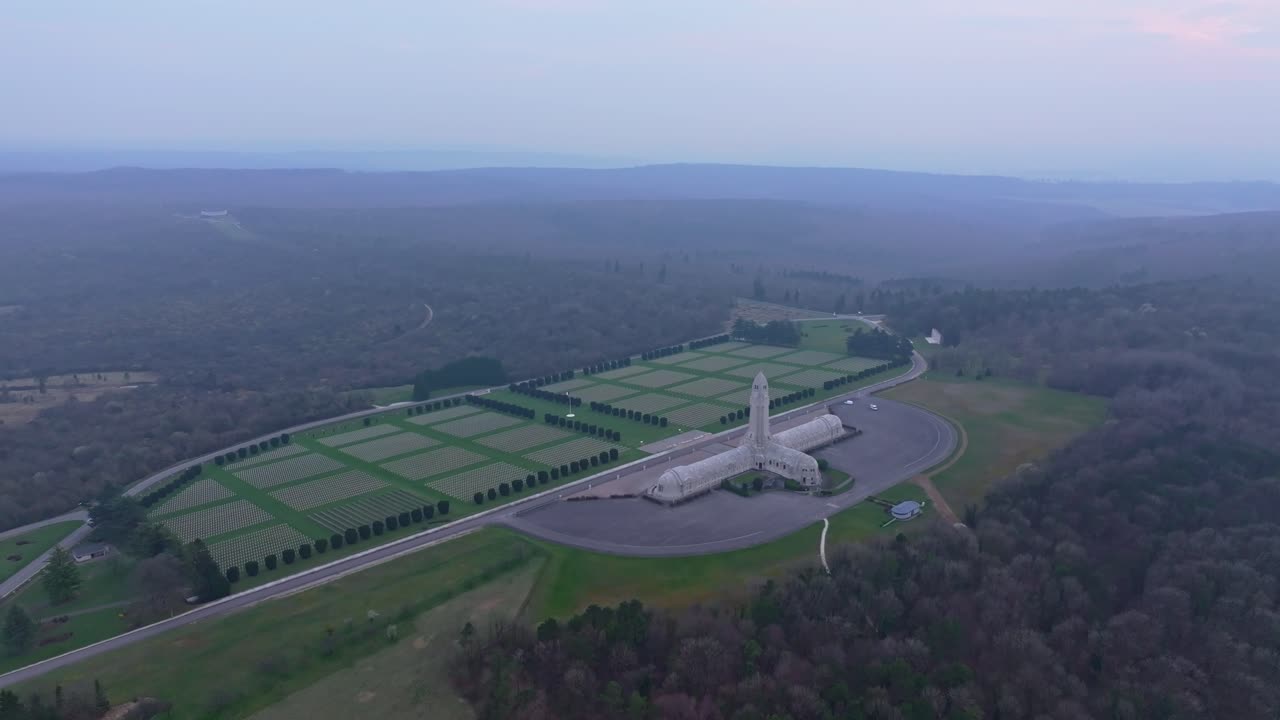 Veduta aerea di un drone che riprende l'Ossario di Douaumont al tramonto.