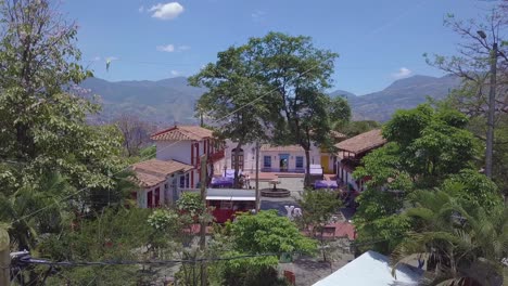 Tiro-Lento-Que-Muestra-El-Pueblo-Paisa-En-Cerro-Nutibara,-Medellin