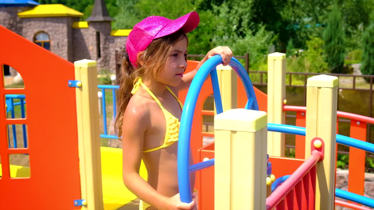un niño juega en un barco de niños. enfoque selectivo. naturaleza.