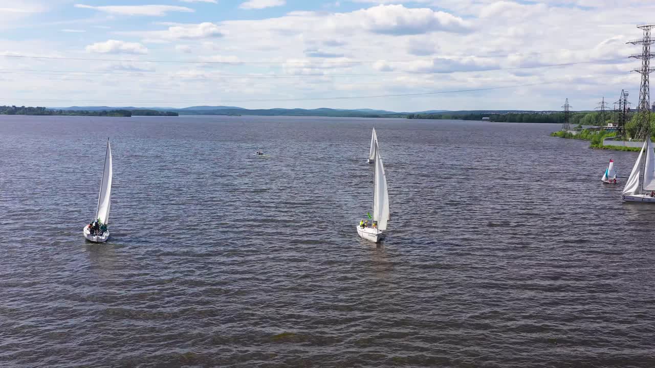 competición de vela en un lago