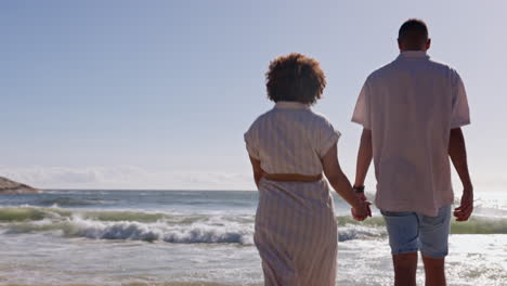 Caminar,-Relajarse-Y-Tomarse-De-La-Mano-Con-Una-Pareja