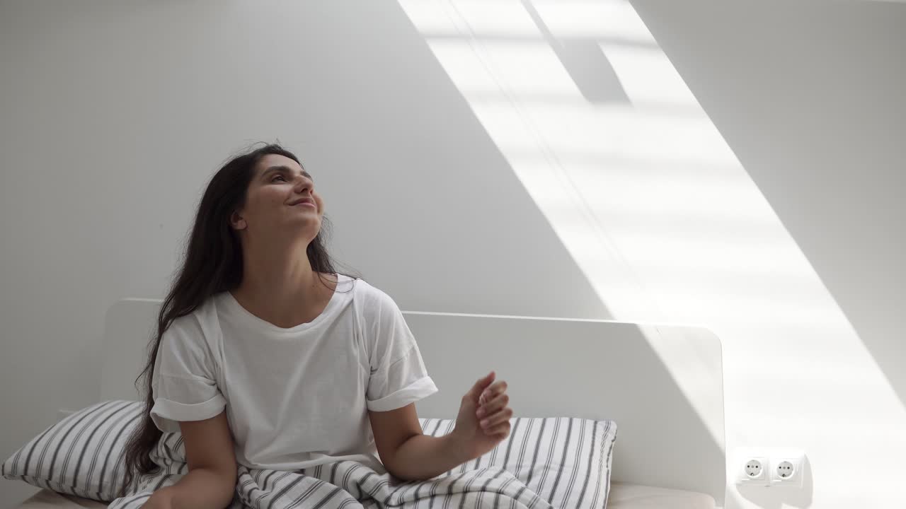 mujer estirándose en la cama