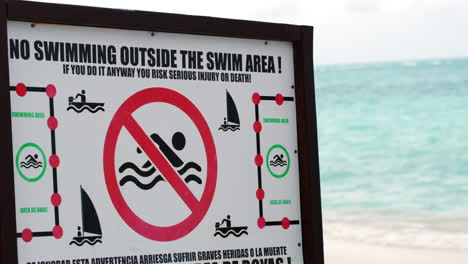 tablero de advertencia con restricciones en la playa