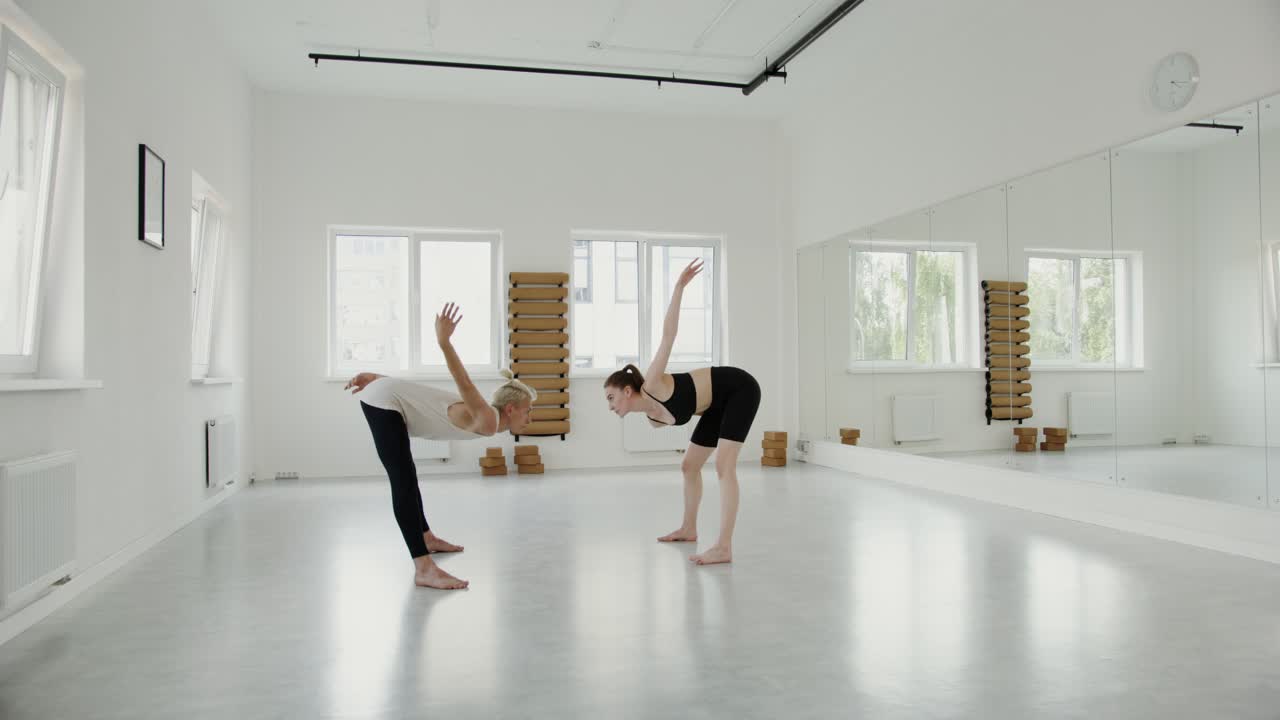 Due ballerini in uno studio di danza.