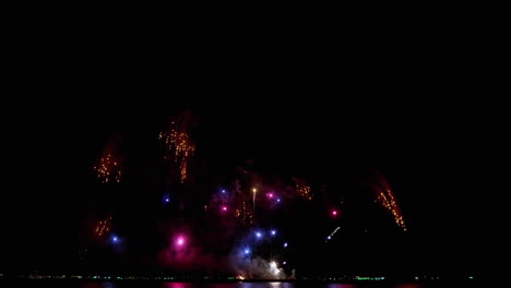 colorida exhibición pirotécnica durante el festival internacional de fuegos artificiales de pattaya 2023, en la provincia de chonburi en tailandia