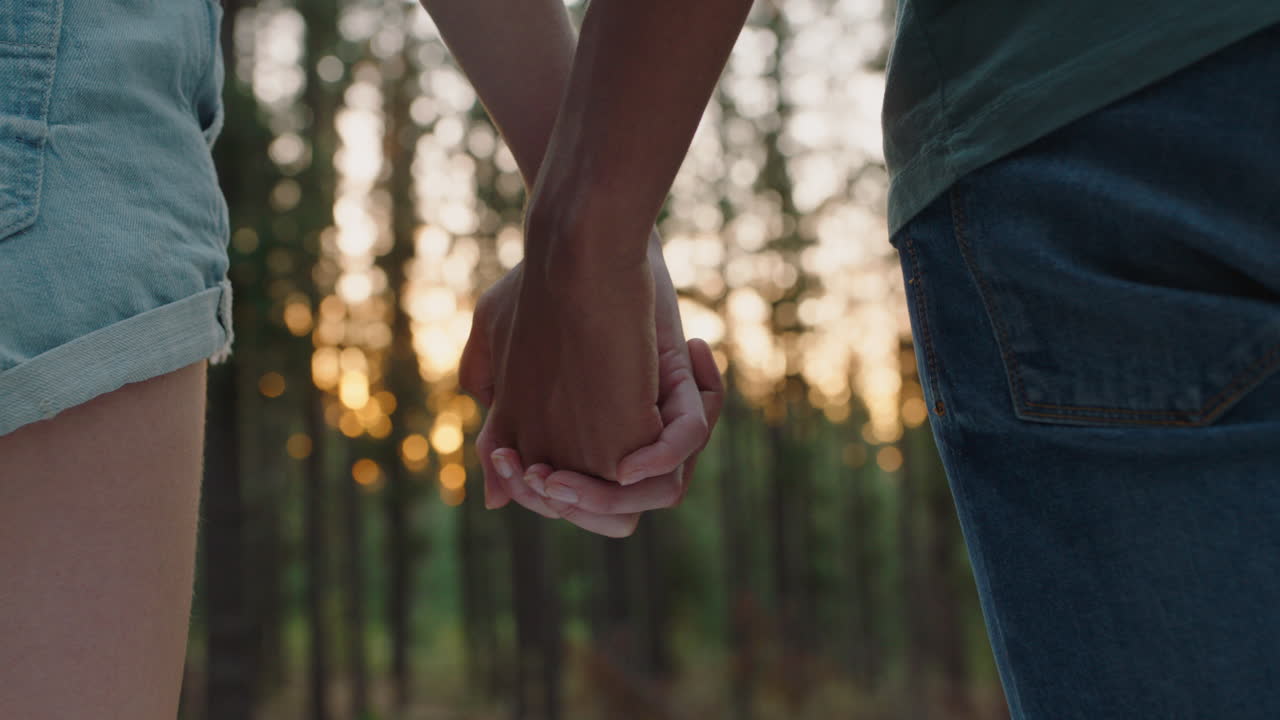 pareja de adolescentes tomados de la mano en el bosque al atardecer novio y novia compartiendo conexión romántica en el bosque felices jóvenes amantes