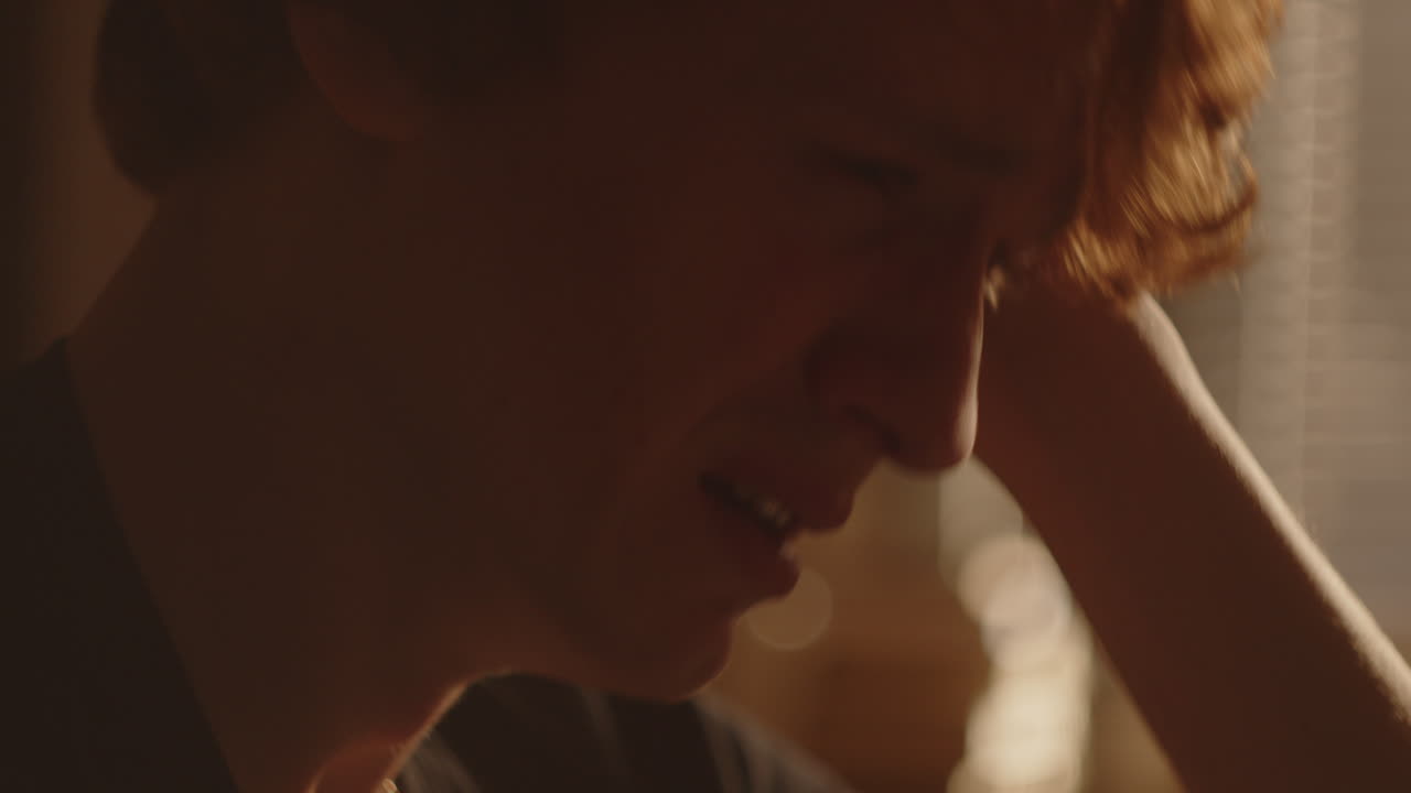 감정적 인 괴로움 으로 울고 있는 젊은 남자 의 클로즈업