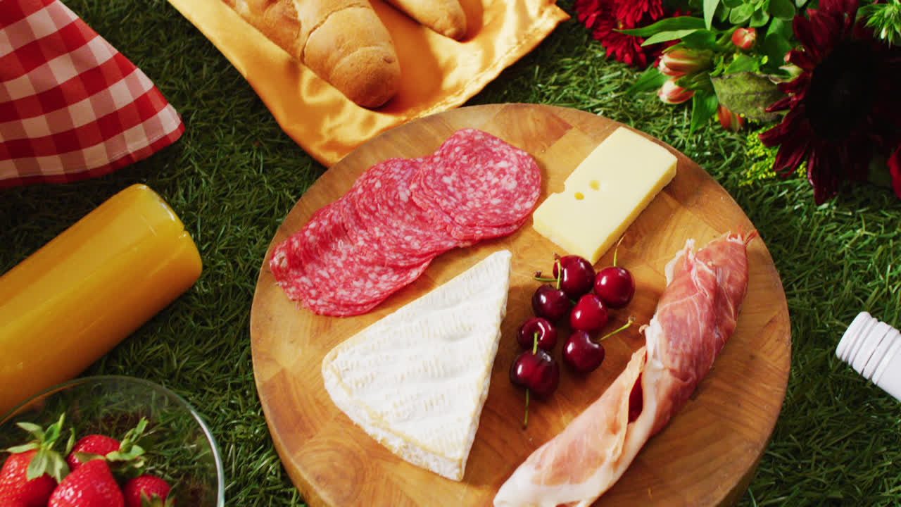 잔디 위에 복사 공간과 함께 gingham 식탁과 나무 보드에 신선한 음식의 비디오