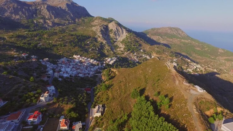 Vista aérea: Pequenas aldeias nas montanhas de Karpathos, Grécia