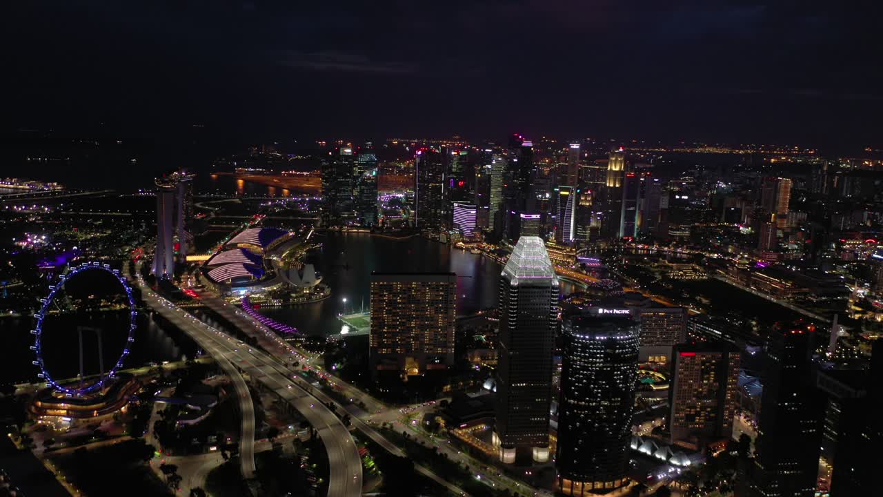 야간 조명 싱가포르 시의 유명한 다운타운 베이 플라이어 마리나 베이 교통 도로 공중 파노라마 4k
