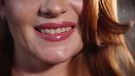primer plano de los labios y dientes sonrientes de una mujer