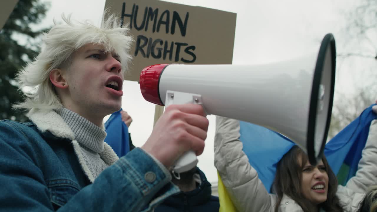 우크라이나의 분쟁에 반대하는 청년 카우카스족 집단의 근접 사진.