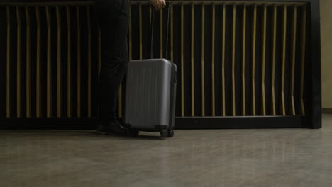 piernas de hombre caminando en un hotel