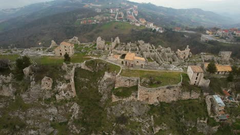 este es un video aereo del antiguo pueblo de gessopalena en italia