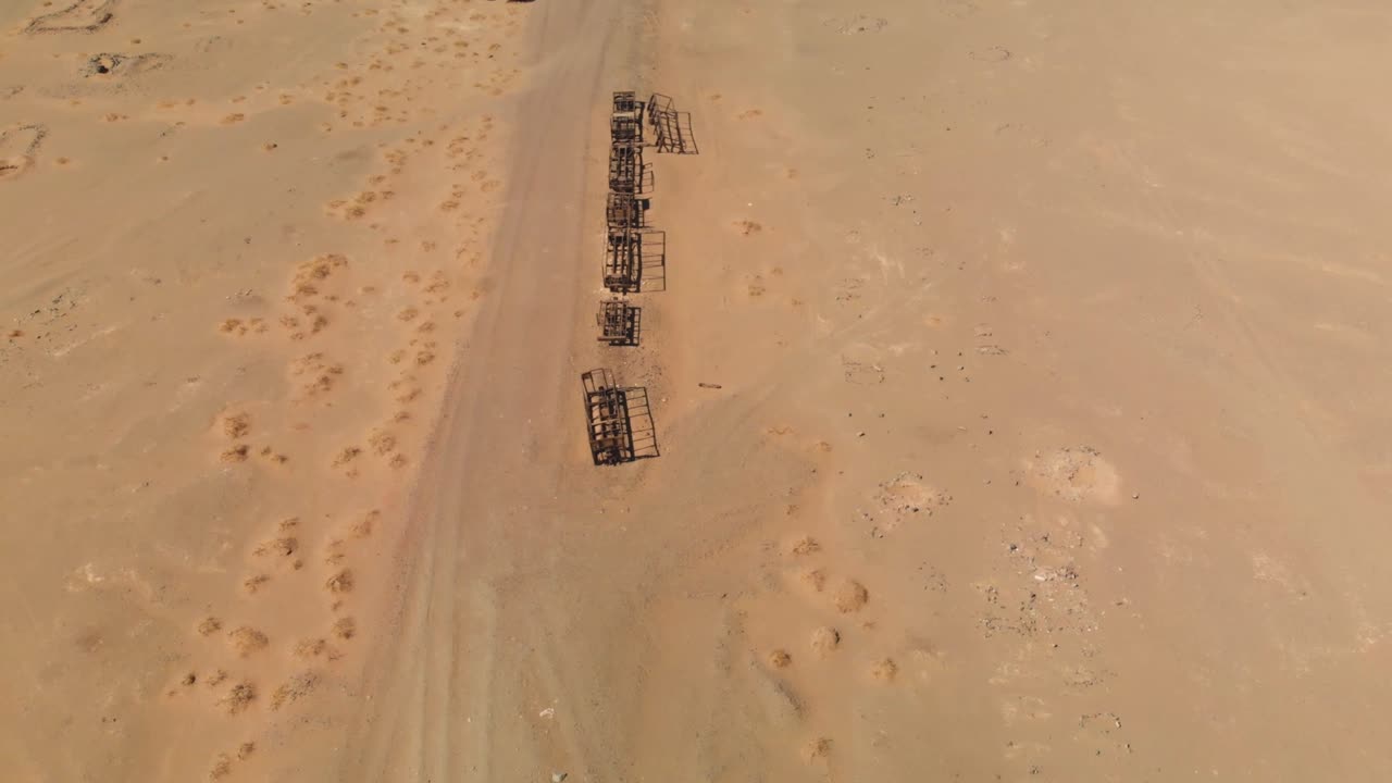 메디나 근처의 사우디 아라비아 사막에 있는 오스만 시대의 오래된 버려진 헤자즈 열차 잔해