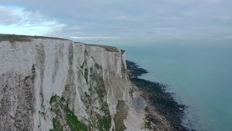 Close-up-aerial-shot-along-the-white-cliffs-of-dover