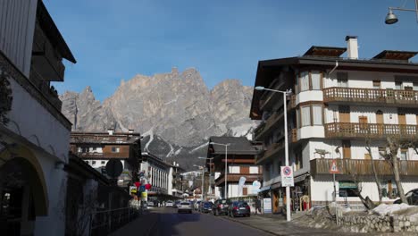 Casas-De-Madera-Completamente-Cubiertas-De-Nieve