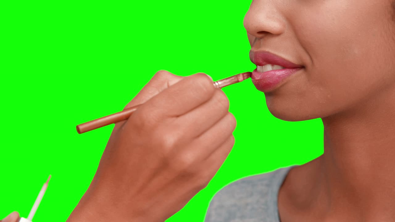 artista de maquillaje poniendo brillo para los labios en la cara de las modelos